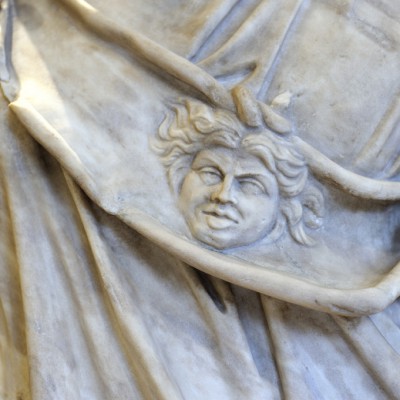 Athéna, dite " Athéna Mattéi " vers 100 avant J.-C. La statue est une réplique antique d'un original en bronze retrouvé en 1959 au Pirée, le port d'Athènes. On attribue cette création à Euphranor, un sculpteur athénien actif dans les années 360-330 avant J.-C.