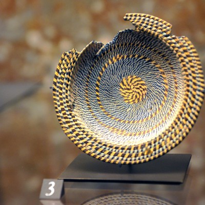 Mobilier de la nécroppole de Myrina - Coupelle : vers 120-100 avant J.-C. Myrina (Turquie) Verre "reticelli" de fils blancs à filet bleu et fils bruns à filet jaune.