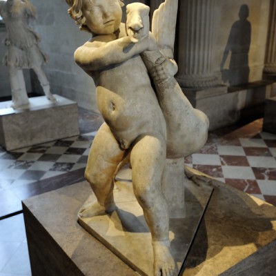 Enfant  l'oie - 1er-2e siècle après J.-C.Découvert en 1792 dans la Villa des Quintilii sur la Via Appia, au sud de Rome (Italie). MarbreLutte espiègle d'un enfant aux prises avec une oie.
