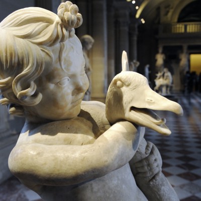 Enfant  l'oie - 1er-2e siècle après J.-C.Découvert en 1792 dans la Villa des Quintilii sur la Via Appia, au sud de Rome (Italie). MarbreLutte espiègle d'un enfant aux prises avec une oie.