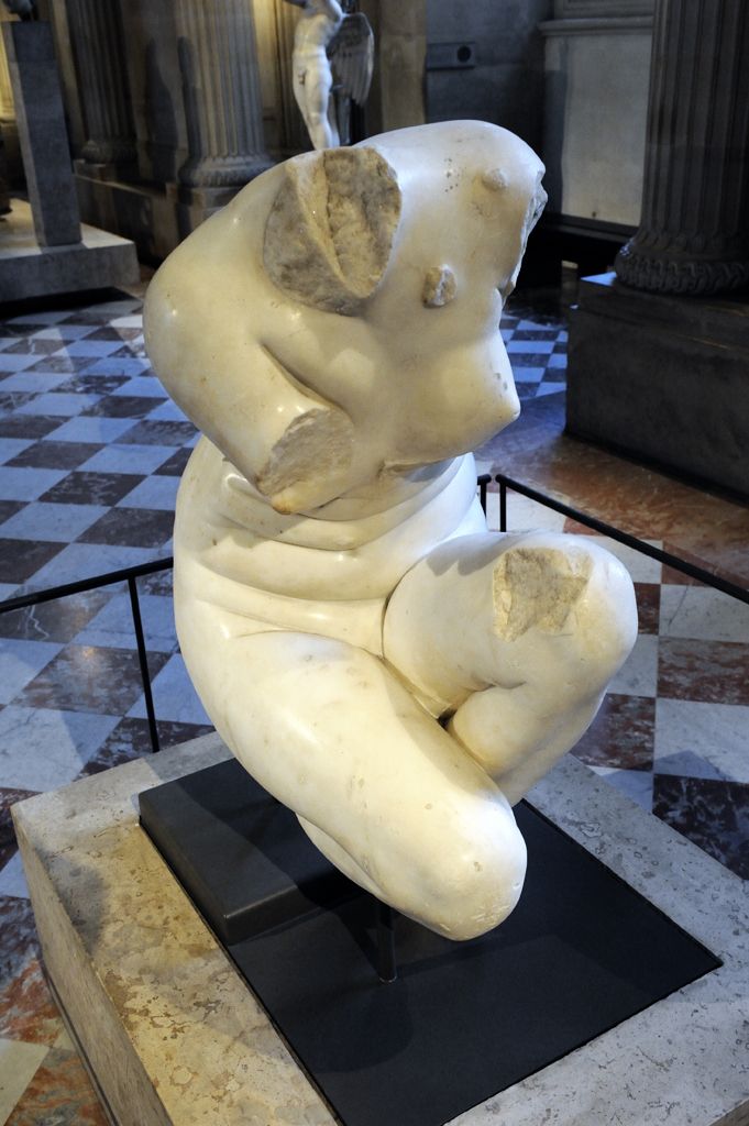 Aphrodite accroupie dite " Vénus de Vienne " - Aphrodite, la Vénus des Romains, est saisie au moment de sa toilette, et semble surprise aux bains. La petite main conservée dans son dos appartenaità un Éros (cupidon), le dieu de l'Amour, qui jouait avec la déesse, sa mère.