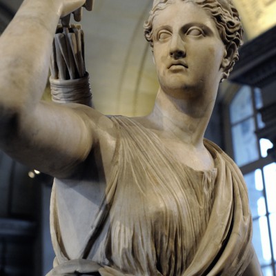 Artémis  la biche, dite " Diane de Versailles " - 1er - 2e siècle après J.-C. Italie - MarbreArtémis, la Diane des Romains, déesse de la chasse, est accompagnée d'un curieux cervidé, une biche avec des bois.