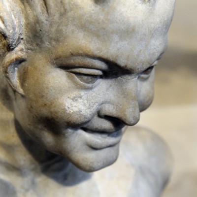 Buste de satyre, dit " Faune de Vienne " - Le styre compagnon du dieu Dionyysos, est reconnaissable à ses oreilles pointues et uax petites cornes qui affublent son front. Découvert en 11820 à Vienne (Isère France) Marbre - (1er-2e s. ap. J.-C.