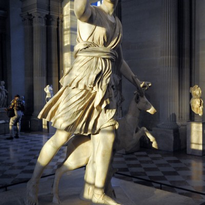 Artémis  la biche, dite " Diane de Versailles " - 1er - 2e siècle après J.-C. Italie - MarbreArtémis, la Diane des Romains, déesse de la chasse, est accompagnée d'un curieux cervidé, une biche avec des bois.