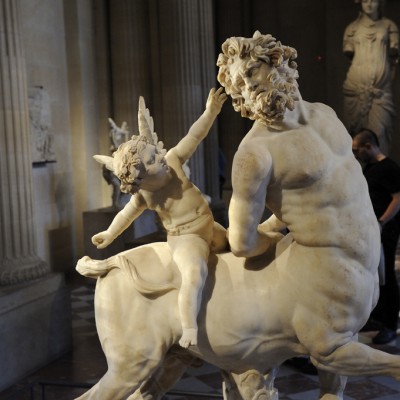 Centaure chevauché par l'Amour - La tradition fait du centaure un être monstrueux, mi-homme mi-cheval. Le vieux centaure, au visage angoissé, est chahuté par Éros (Cupidon), le dieu grec de l'Amour représenté sous la forme d'un jeune enfant ailé.