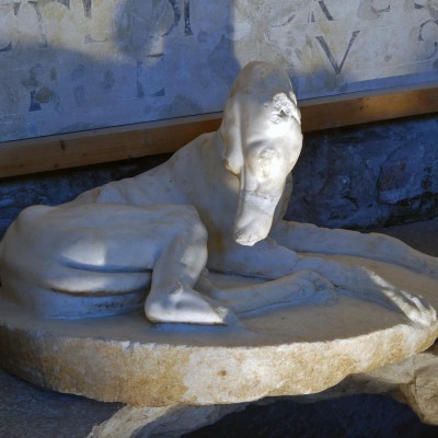 Levrette couchée - Musée archéologique lapidaire Saint Pierre - Vienne Trouvée à la grange marat au sud de Vienne