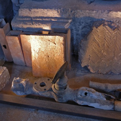 Musée Archéologique Saint-Pierre - Vienne - Isère Collections gallo-romaines : sculptures, tuiles, tuyaux de plomb, amphores, cruches, pots,, mosaïques. L'église qui a été transformée 