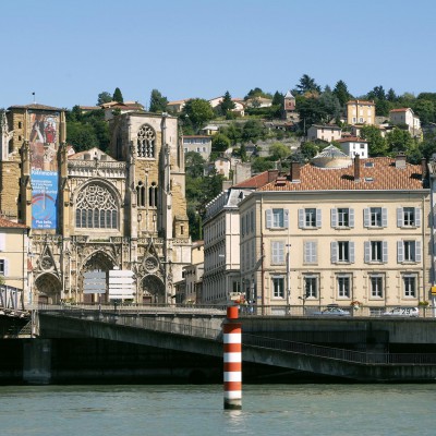 Cathédrale médiévale primatiale Saint Maurice sélevant au-dessus des bords du Rhône - Vienne