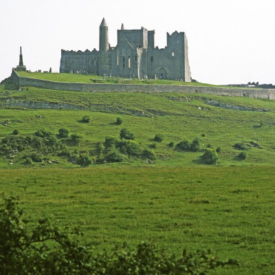Le Rock of Cashel est un des sites historiques majeurs de l'Irlande. Il est situé à l'ouest de la ville de Cashel, dans le comté de Tipperary et dans la province de Munster.  - Irlande 1984
