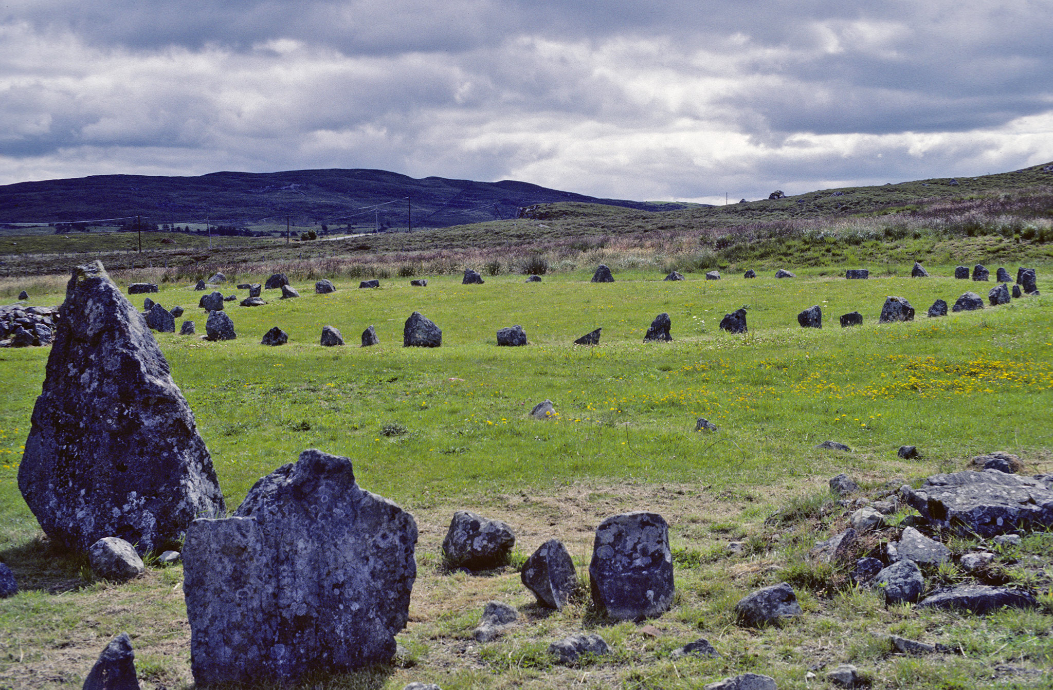 A seulement quelques kilomètres d'Omagh, le site de Beaghmore pour voir les sept cercles de pierres, une douzaine de cairns et des rangées de pierres, le tout perdu dans la lande. Le site semble daté de l'âge de bronze (2000-1200 avant JC). Comté de Tyrone - Irlande 1984
