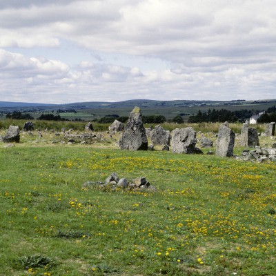 A seulement quelques kilomètres d'Omagh, le site de Beaghmore pour voir les sept cercles de pierres, une douzaine de cairns et des rangées de pierres, le tout perdu dans la lande. Le site semble daté de l'âge de bronze (2000-1200 avant JC). Comté de Tyrone - Irlande 1984