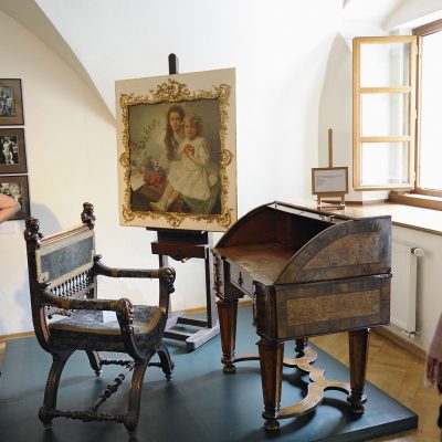 Le Musée Mucha, premier musée au monde consacré a la vie et a l'oeuvre d'Alfons Mucha (1860-1939), représentant mondialement connu de l'Art Nouveau, est situé au palais Kaunic baroque, dans le centre historique de Prague.