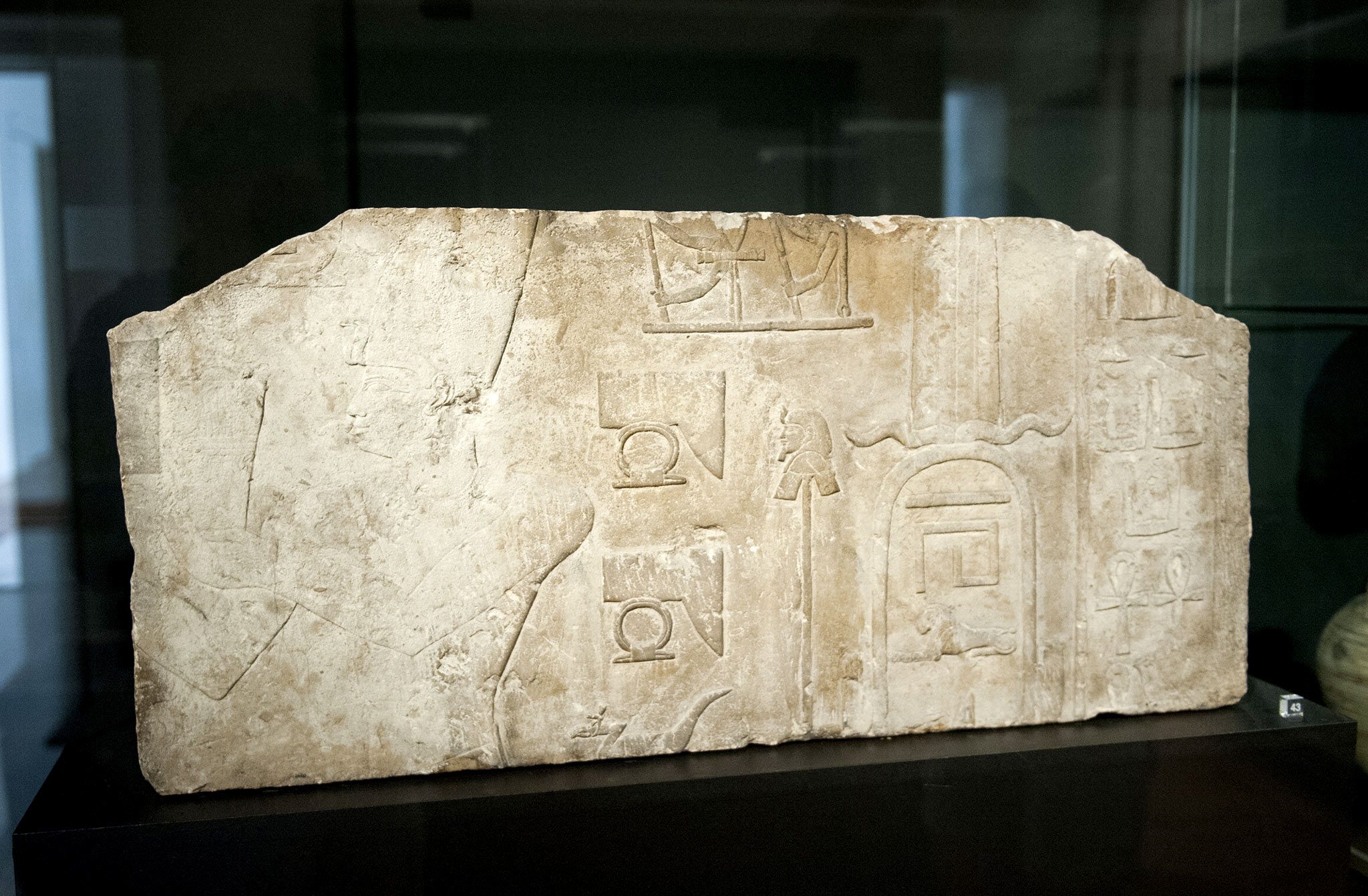 Bas-relief représentant le pharaon Taharqo - Memphis 690-664 avant J.-C. Calcaire