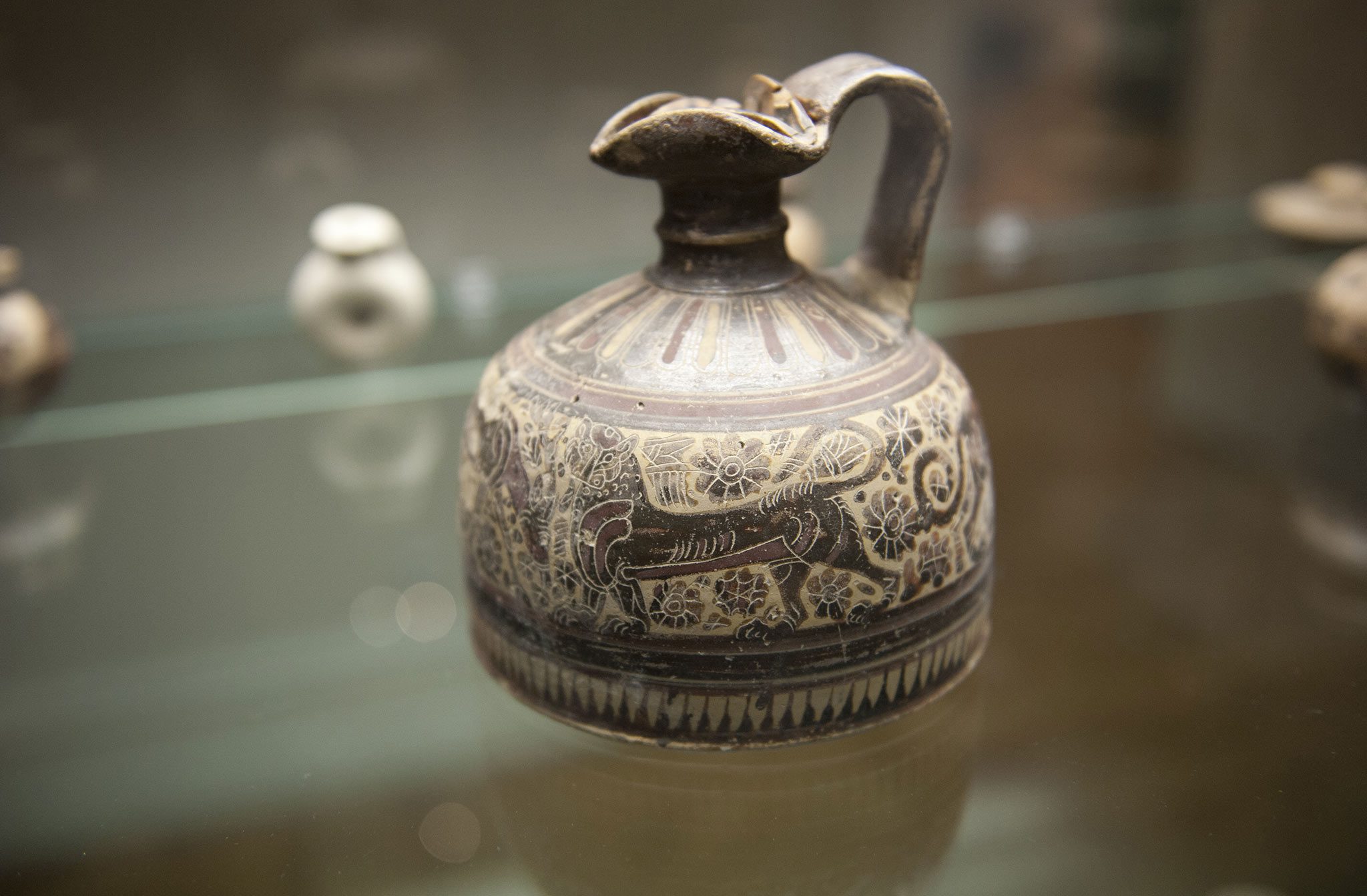 Oinochoe avec couvercle - frise de lions et chèvres - 7e siècle avant J.-C.