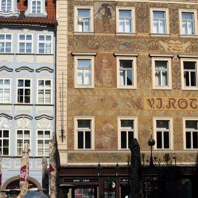 mière moitié du XIIIe siècle abritant jadis le magasin de quincaillerie de la famille
V.J. Rott, se distingue pour son élégante façade de style Renaissance et pour les fresques du fameux peintre Mikolas Ales.
