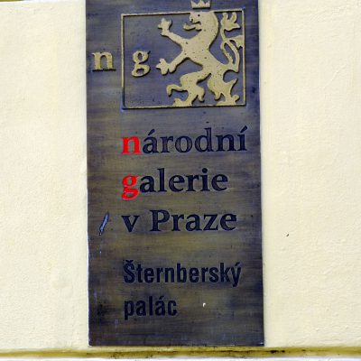  Le Palais Sternberg fut érigé sur la place Hradčanské, dans le style baroque, sur ordre du comte Václav Vojtěch de Sternberg et de sa femme Klára de Maltzan. Il est l'œuvre de l'architecte Domenico Martinelli et date de 1697.