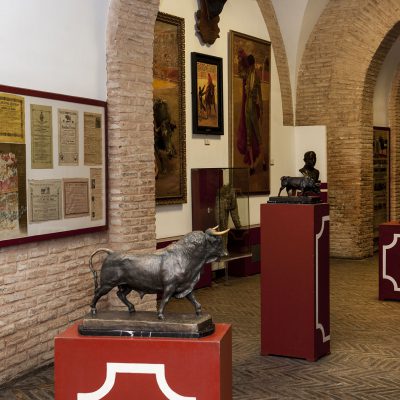 Musée Taurin de Séville. Ce musée se situe sur la Place de la Maestranza. On y trouve d'importantes collections d'art consacrées à la tauromachie Sevillana.