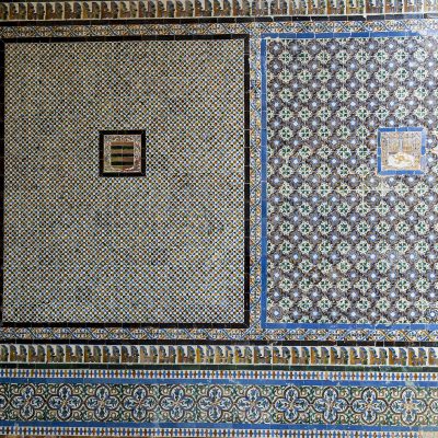 Les murs des galeries de la cour sont ornés de remarquables azulejos aux couleurs profondes à dominante bleu, qui furent exécutés au XVIe siècle. 