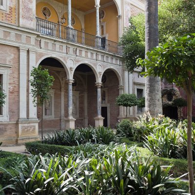 Le Grand jardin, restauré au XIXe siècle, possède deux galeries ou loggias à triple arcade reposant sur des colonnes ainsi que des niches occupées par des bustes. Il abrite également un bassin central et des allées bordées de haies. 