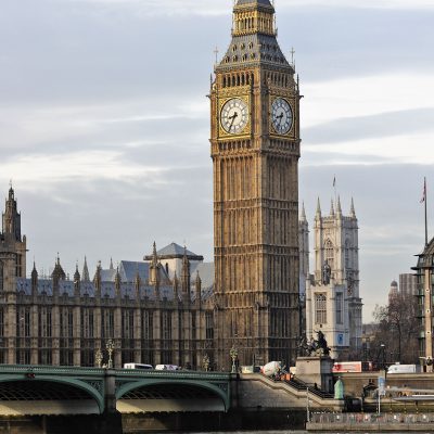 Big Ben est le surnom de la grande cloche de 13,5 tonnes se trouvant au sommet de l'Elizabeth Tower, la tour horloge du Palais de Westminster, qui est le siège du parlement britannique (Houses of Parliament), à Londres.