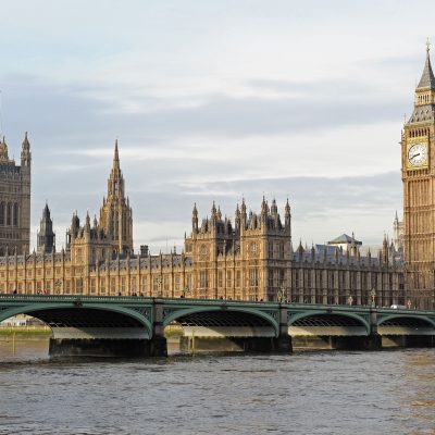 Big Ben est le surnom de la grande cloche de 13,5 tonnes se trouvant au sommet de l'Elizabeth Tower, la tour horloge du Palais de Westminster, qui est le siège du parlement britannique (Houses of Parliament), à Londres.