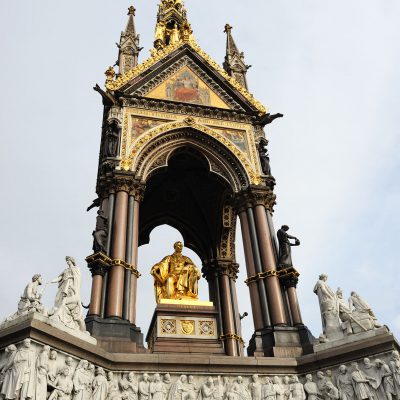 L'Albert Memorial est un monument à la mémoire d'Albert de Saxe-Cobourg-Gotha, époux de la reine Victoria. Il est situé à Kensington Gardens, à Londres. Conçu par George Gilbert Scott dans le style néogothique, il mesure 47,5 mètres de haut.
