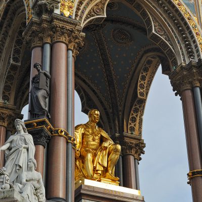 L'Albert Memorial est un monument à la mémoire d'Albert de Saxe-Cobourg-Gotha, époux de la reine Victoria. Il est situé à Kensington Gardens, à Londres. Conçu par George Gilbert Scott dans le style néogothique, il mesure 47,5 mètres de haut.