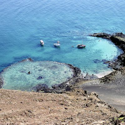 Île-Bartolomé est située juste à l'est de l'île Santiago. Sa partie orientale est constituée de cônes volcaniques tandis que sa partie occidentale est formée d'une péninsule comportant plusieurs formations rocheuses dont le Pinnacle Rock, un rocher volcanique escarpé.