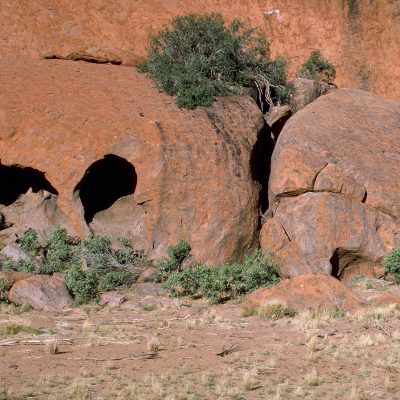 Par endroits, des dalles rocheuses de plusieurs mètres d'épaisseur semblent plaquées sur les versants, telles les queues de kangourous géants, Au pied du rocher, un renfoncement semble avoir été creusé par des vagues.