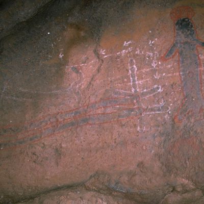 Peintures aborigènes à Uluru : seuls quelques sites géologiques (failles, grottes...) sont chargés de "forces spirituelles" pour les aborigènes Anangu – les groupes Pitjantjatjara et Yankunytjatjara.