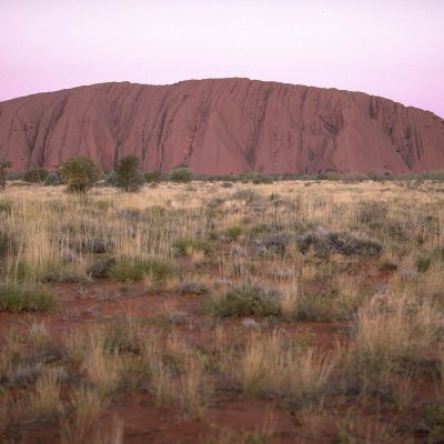 Uluru, aussi connu sous le nom d'Ayers Rock, est un inselberg en grès située dans le Territoire du Nord, au centre de l'île principale de l'Australie. Il s'élève à 348 mètres au-dessus de la plaine