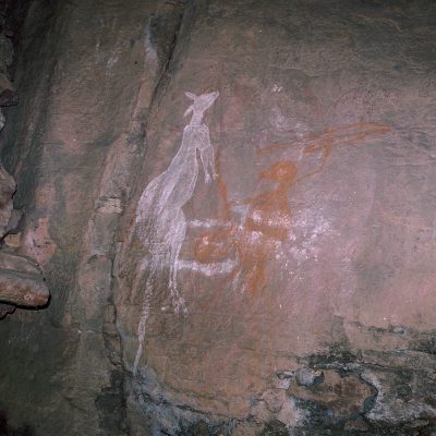 Peintures aborigènes à Uluru : ces représentations sont d'une grande importance pour la compréhension de l'histoire et de la culture aborigènes. Leur fragilité demande un entretien régulier.