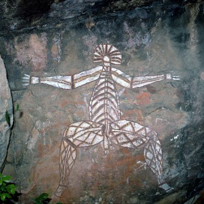 Namarrgon, un esprit du temps du rêve. Les légendes du Temps du rêve expliquent la genèse de la terre et des êtres, par les esprits et les premiers ancêtres. - Ubirr Rock est l’un des plus grandes sites sacrés aborigènes.