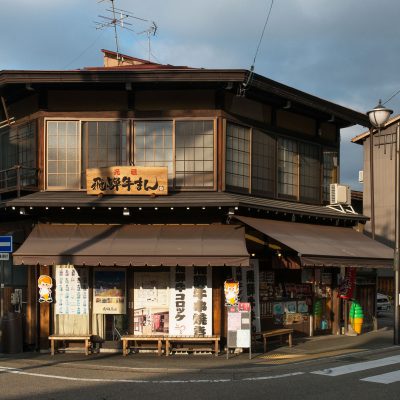 Sanmachi est le quartier de Takayama qui met le plus en valeur le patrimoine bâti de la ville, issu du talent des menuisiers qui s'exprima avec bonheur ici. Les rues qui longent la rivière Miya sont ainsi bordées d'anciennes maisons de marchands à pans de bois. Elles ont été reconverties en musées ou en boutiques d'antiquités, de laques ou de poteries. On y croise aussi nombre de brasseries de saké où les visiteurs sont toujours les bienvenus pour une dégustation. Ne manquez pas les maisons Kusakabe et Yoshijima, très représentatives de l'architecture de Takayama.
