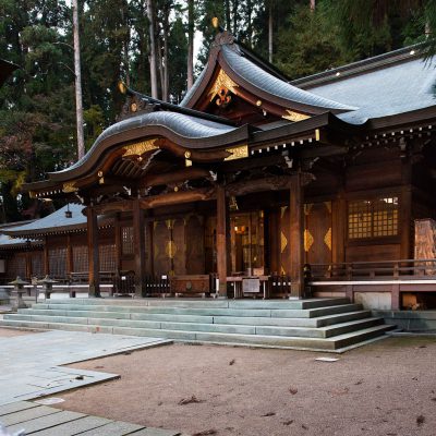 Le sanctuaire Sakurayama Hachiman-gu, se trouve juste au-dessus du hall d'exposition des chars du Matsuri de Takayama. Ce sanctuaire se trouve au milieu d'une forêt de cèdres, et il sert de point de départ pour le grand Matsuri.