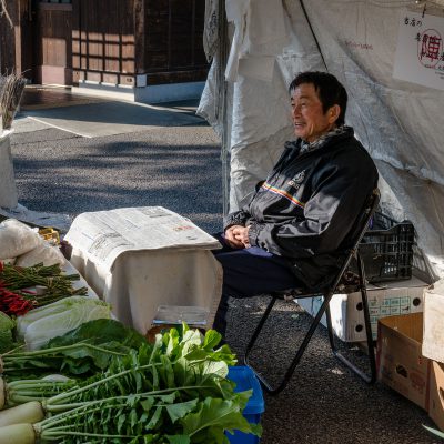 Les marchés ont vu le jour à l’époque Edo, il y a environ 200 ans. On y vendait le riz, les mûriers et des fleurs. C’est à partir du milieu de l’ère Meiji, il y a environ 100 ans qu’ils prirent le nom de «Marchés du matin» lorsque les femmes d’agriculteurs commencèrent à y apporter les légumes de la ferme. Les marchés de Takayama sont une attraction importante de la ville. Ils se tiennent tous les matins dans le centre et rassemblent les fermiers des villages environnants venus vendre leurs produits en ville. On y trouve à la fois des fruits et légumes, comme des objets d’artisanat. L’un est installé à proximité de Takayama Jinya, l’autre à proximité de la rivière Miya-Gawa.