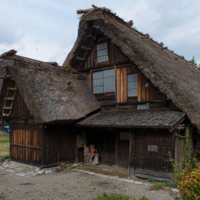 Ces grandes maisons au toit de chaume à double pente très accentuée sont uniques au Japon.