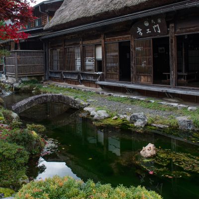 Situés dans une région montagneuse longtemps isolée, ces villages aux maisons de style gassho tiraient leur subsistance de la culture du mûrier et de l'élevage du ver à soie. Leurs grandes maisons au toit de chaume à double pente très accentuée sont uniques au Japon. Malgré les bouleversements économiques, les villages d'Ogimachi, d'Ainokura et de Suganuma demeurent des témoins exceptionnels de la parfaite adaptation de la vie traditionnelle à son environnement et à sa fonction sociale.