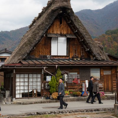 Situés dans une région montagneuse longtemps isolée, ces villages aux maisons de style gassho tiraient leur subsistance de la culture du mûrier et de l'élevage du ver à soie. Leurs grandes maisons au toit de chaume à double pente très accentuée sont uniques au Japon. Malgré les bouleversements économiques, les villages d'Ogimachi, d'Ainokura et de Suganuma demeurent des témoins exceptionnels de la parfaite adaptation de la vie traditionnelle à son environnement et à sa fonction sociale.