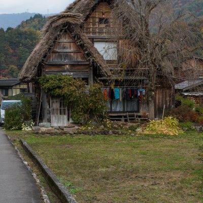 Situés dans une région montagneuse longtemps isolée, ces villages aux maisons de style gassho tiraient leur subsistance de la culture du mûrier et de l'élevage du ver à soie. Leurs grandes maisons au toit de chaume à double pente très accentuée sont uniques au Japon. Malgré les bouleversements économiques, les villages d'Ogimachi, d'Ainokura et de Suganuma demeurent des témoins exceptionnels de la parfaite adaptation de la vie traditionnelle à son environnement et à sa fonction sociale.