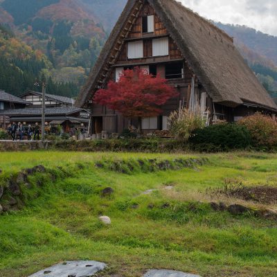 Situés dans une région montagneuse longtemps isolée, ces villages aux maisons de style gassho tiraient leur subsistance de la culture du mûrier et de l'élevage du ver à soie. Leurs grandes maisons au toit de chaume à double pente très accentuée sont uniques au Japon. Malgré les bouleversements économiques, les villages d'Ogimachi, d'Ainokura et de Suganuma demeurent des témoins exceptionnels de la parfaite adaptation de la vie traditionnelle à son environnement et à sa fonction sociale.