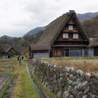 Situés dans une région montagneuse longtemps isolée, ces villages aux maisons de style gassho tiraient leur subsistance de la culture du mûrier et de l'élevage du ver à soie. Leurs grandes maisons au toit de chaume à double pente très accentuée sont uniques au Japon. Malgré les bouleversements économiques, les villages d'Ogimachi, d'Ainokura et de Suganuma demeurent des témoins exceptionnels de la parfaite adaptation de la vie traditionnelle à son environnement et à sa fonction sociale.