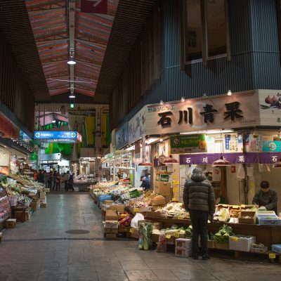 170 marchands de fruits et légumes, poissons et toutes denrées culinaires sont rassemblés dans ce marché couvert presque tri-centenaire.