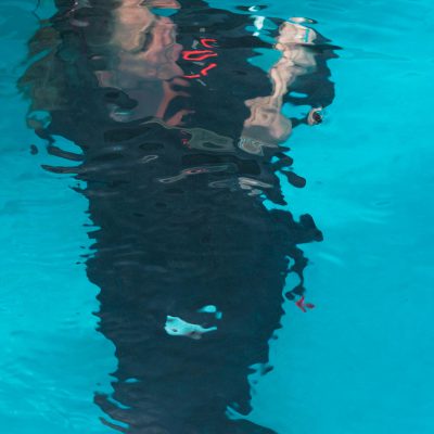 The Swimming Pool - Leandro Erlich - 2004 - Quand on la regarde du niveau du solcette πuvrefait l'effetd'une piscineremplied'eau. Sa surface joue le rôle d'une interface suscitant la rencontre entre les visiteurs au niveau du sol et ceux qui sont en dessous (à l'intérieur du bassin). Le Musée d'Art Contemporain du 21e siècle de Kanazawa.