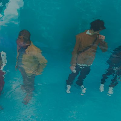 The Swimming Pool - Leandro Erlich - 2004 - Quand on la regarde du niveau du solcette πuvrefait l'effetd'une piscineremplied'eau. Sa surface joue le rôle d'une interface suscitant la rencontre entre les visiteurs au niveau du sol et ceux qui sont en dessous (à l'intérieur du bassin). Le Musée d'Art Contemporain du 21e siècle de Kanazawa.