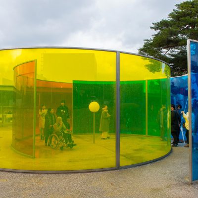 Colour activity house 2010 - Olafur Eliasson - Les verres de couleurs cyan, magenta et jaune se mélangent en fonction de l’environnement et des mouvements des spectateurs pour créer des paysages de couleurs différentes. Le Musée d'Art Contemporain du 21e siècle de Kanazawa