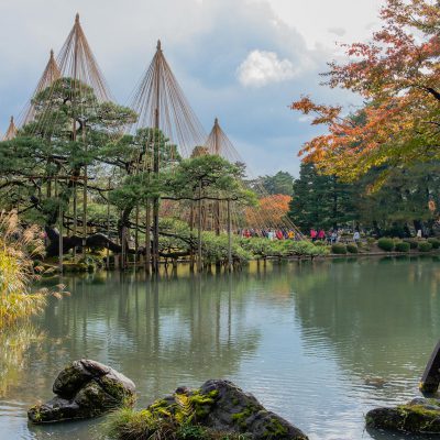 Ce jardin est l’incontournable de Kanazawa, il est considéré comme l’un des 3 plus beaux jardins du Japon. Kenroku-En était historiquement le jardin extérieur du château de Kanazawa. Son nom signifie « les six-combinés », il fait référence à six qualités précises que l’on prête à ce lieu : son immensité, sa solennité, son agencement minutieux, son caractère vénérable et la fraîcheur qui s’en dégage (due à la présence de nombreuses pièces d’eau).