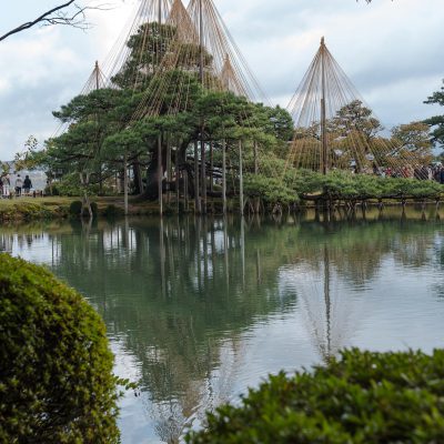 Ce jardin est l’incontournable de Kanazawa, il est considéré comme l’un des 3 plus beaux jardins du Japon. Kenroku-En était historiquement le jardin extérieur du château de Kanazawa. Son nom signifie « les six-combinés », il fait référence à six qualités précises que l’on prête à ce lieu : son immensité, sa solennité, son agencement minutieux, son caractère vénérable et la fraîcheur qui s’en dégage (due à la présence de nombreuses pièces d’eau).