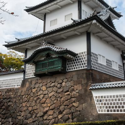 Le château de Kanazawa est un complexe fortifié situé dans la ville éponyme, le long de la mer du Japon à l’ouest de Honshu. Détruit par un incendie, le donjon principal n’existe plus. La visite se concentre sur le parc qui est magnifié au printemps et se compose de fortifications, tourelles et portes.