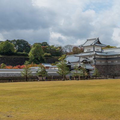 Le château de Kanazawa est un complexe fortifié situé dans la ville éponyme, le long de la mer du Japon à l’ouest de Honshu. Détruit par un incendie, le donjon principal n’existe plus. La visite se concentre sur le parc qui est magnifié au printemps et se compose de fortifications, tourelles et portes.
